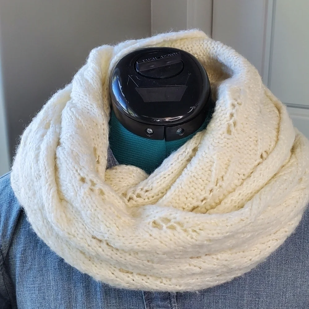 AMERICAN EAGLE KNITWEAR CREAM WOVEN INFINITY SCARF WOMEN OS CROCHET YARN